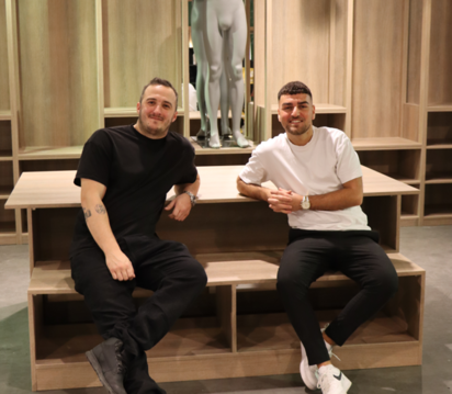 Zwei junge Männer in ihrem neuen Ladenlokal